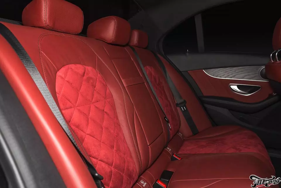 Mercedes C class. Замена центральной части сидений с кожи на алькантару.